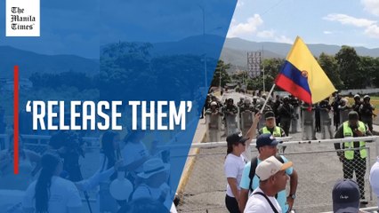 Colombians block international bridge to demand release of relatives held in Venezuela