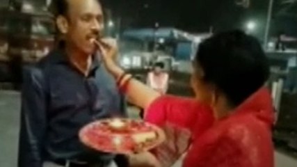 कानपुर: करवाचौथ मनाने रेलवे स्टेशन पहुंची पत्नी