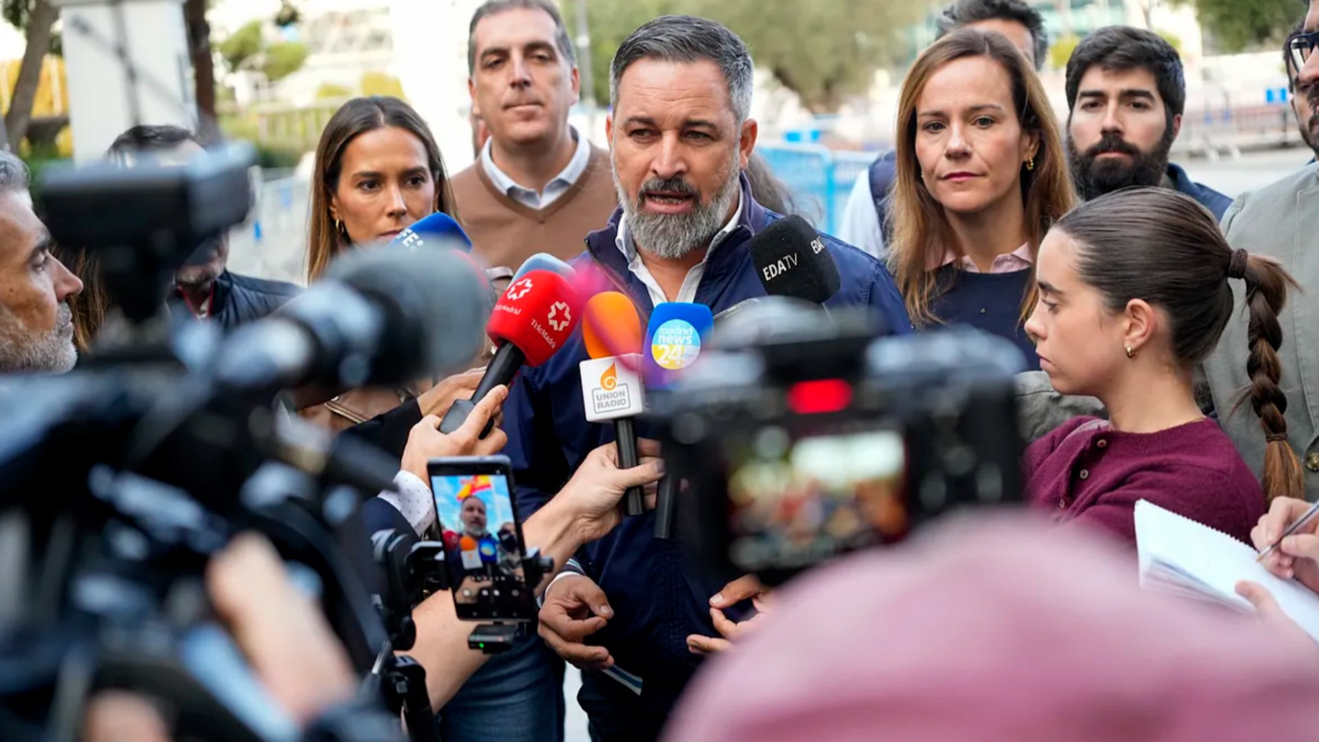 El presidente de Vox, Santiago Abascal, ha declarado este domingo, Fiesta Nacional, que no tiene "duda de que Su Majestad" no se va a ofender por su ausencia en el palco de autoridades para presenciar el desfile de las Fuerzas Armadas, decisi�n que ha explicado porque solo quiere coincidir con S�nchez, a partir de ahora, en el Parlamento.
"Esta postura se mantendr� durante toda la Legislatura. Solo vamos a coincidir con el Gobierno en foros en los que podamos decir al Gobierno que es corrupto, indecente, y que ha traicionado a los espa�oles, de modo que solo vamos a coincidir con ellos en foros parlamentarios", ha anunciado Abascal en declaraciones a los medios.