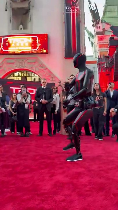 Tesla Optimus vs. Jared Leto & verkauft auch noch Popcorn im Kino 🍿😲 #Tesla #Optimus #Kino