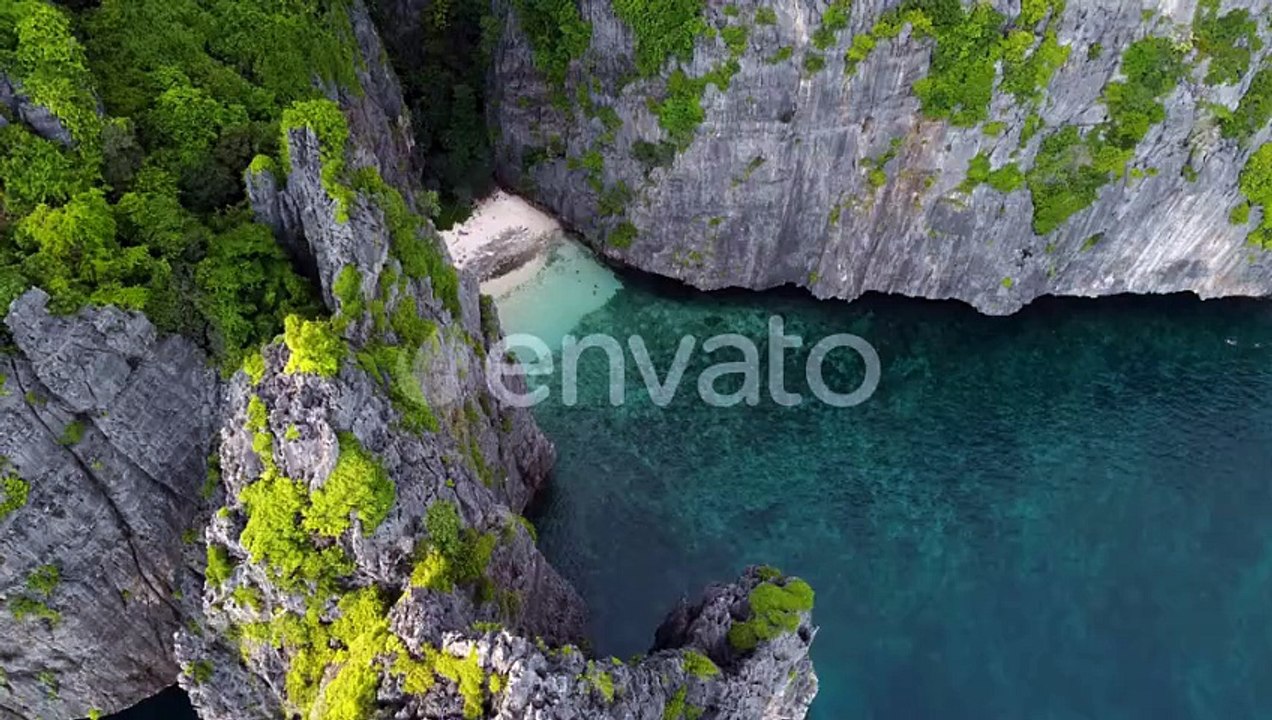 Private Cove With Little Sandy Beach, Ko Phi Phi Le - Maya Bay Island Cliffs- Krabi Province Thailan