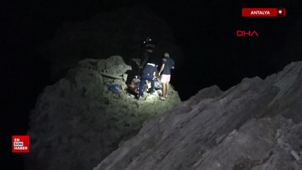 Antalya'da balık tutmak için çıktıkları kayalıkta mahsur kaldılar