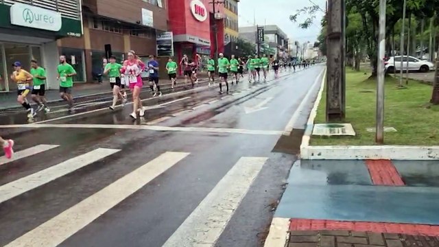 Sob chuva e devoção, atletas encaram a 4ª Corrida da Fé em Cascavel