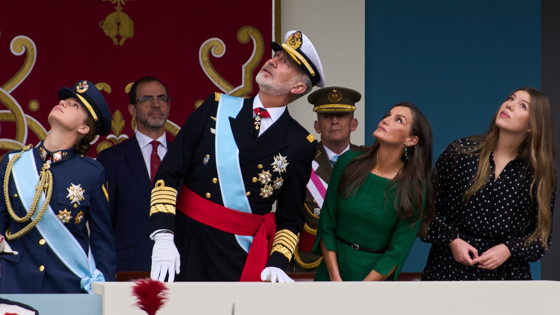 Los reyes Felipe VI y Letizia, acompa�ados por la Princesa Leonor y la Infanta Sof�a, presiden este domingo el acto central de los actos para conmemorar el D�a de la Hispanidad, el tradicional desfile militar que acoge Madrid. Este a�o, participan casi 4.000 miembros de las Fuerzas Armadas.
Los monarcas y la Princesa de Asturias, que previsiblemente vestir� el uniforme del Ej�rcito del Aire y del Espacio, llegar�n a la tribuna real a las 11.00 horas, despu�s del Jefe del Estado Mayor de la Defensa (JEMAD), el almirante general Teodoro Esteban L�pez Calder�n; la ministra de Defensa, Margarita Robles; el presidente, Pedro S�nchez; y el resto de autoridades del Estado.
Este a�o, las ministras de Juventud e Infancia y Sanidad, Sira Rego y M�nica Garc�a, respectivamente, se ausentan por estar de viaje oficial en Jordania y Berl�n. Rego tampoco acudi� el a�o pasado. Adem�s, el presidente de Canarias, Fernando Clavijo, ha excusado su asistencia por acudir a los actos por la patrona de Santa Cruz, la Virgen de la Candelaria; el presidente de La Rioja, Gonzalo Capell�n, no ir�; y el lehendakari, Imanol Pradales, tampoco acude en esta ocasi�n.