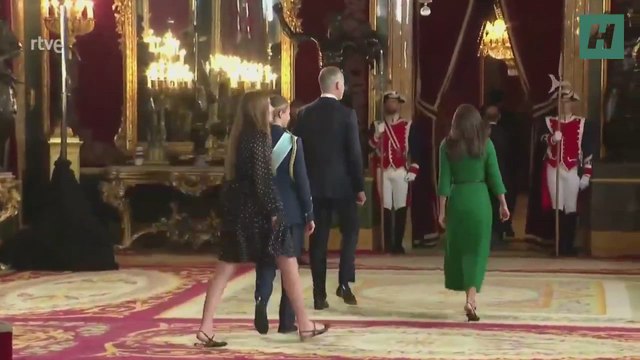 La infanta Sofía se pierde en la recepción del 12 de octubre y recibe la ayuda de la princesa Leonor