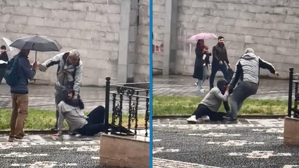 Uyuşturucu tedavisi görürken evden kaçan oğluna rastlayınca çileden çıktı; yerde sürükleyip kaldırım taşıyla dövdü!