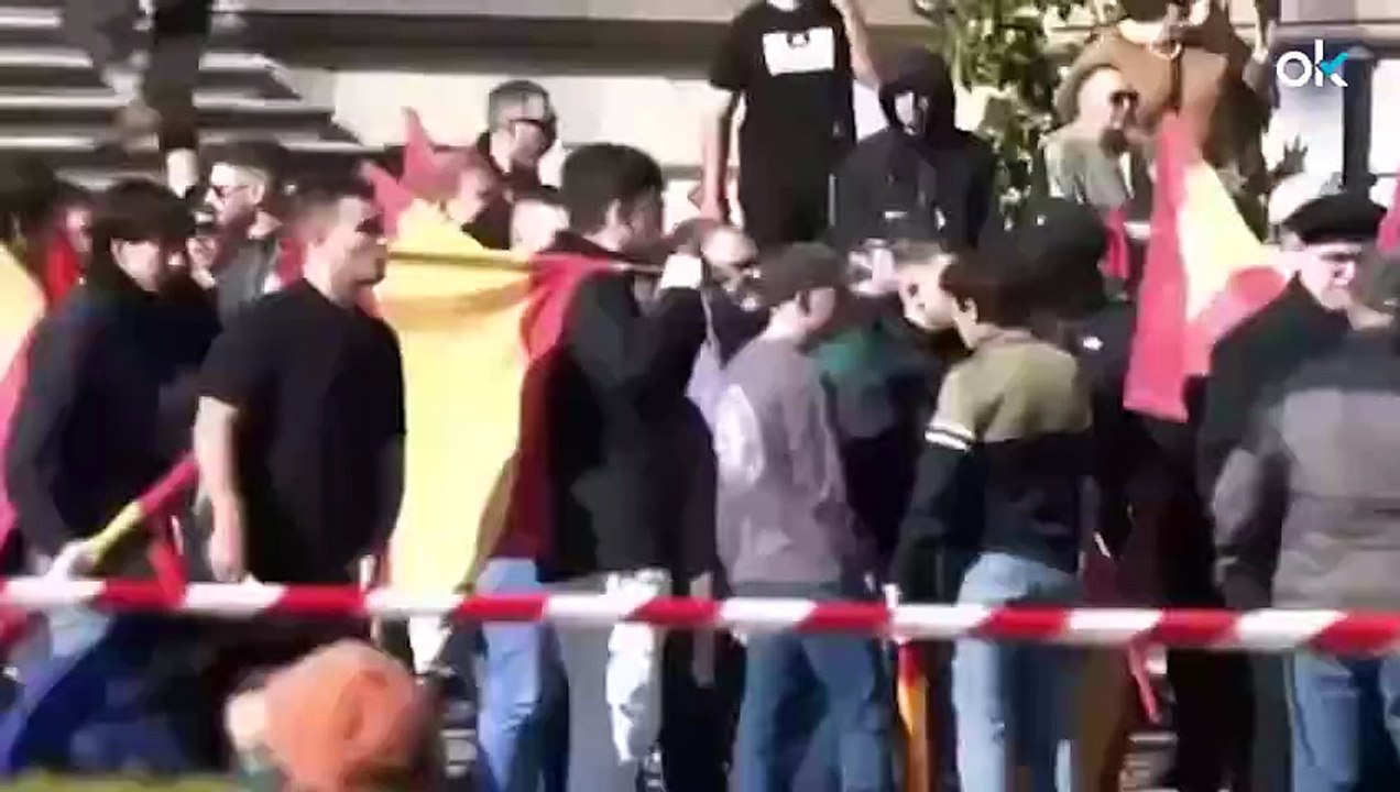 Disturbios en Vitoria: encapuchados atacan a la Ertzaintza en una contramanifestación a la Falange Española