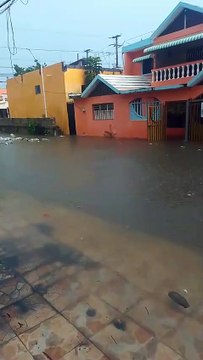 Vecinos de Los Trinitarios II amanecen bajo el agua y claman ayuda por inundaciones