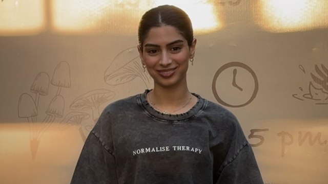Juhu में स्पॉट हुईं Khushi Kapoor, पैप्स को दिया पोज़