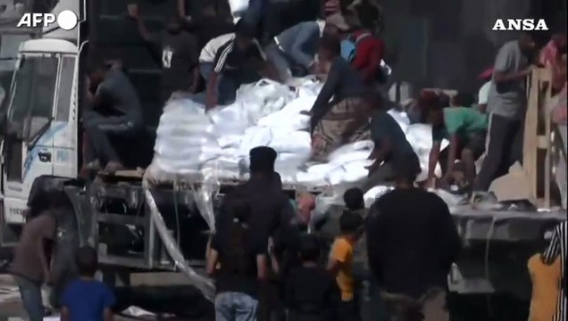 A Khan Yunis camion di aiuti presi d'assalto dai palestinesi, mentre il cessate il fuoco regge