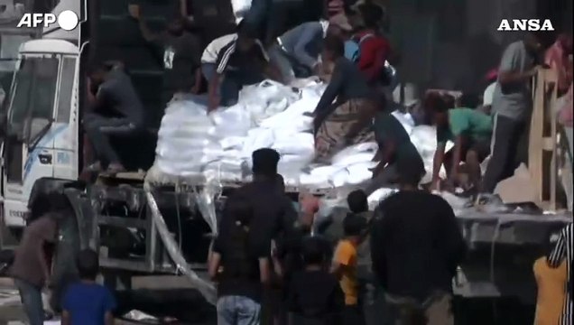 A Khan Yunis camion di aiuti presi d'assalto dai palestinesi, mentre il cessate il fuoco regge