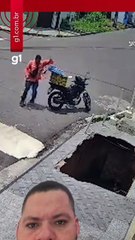 Impactante video: estudiante es tragado por un socavón en plena calle de Brasil