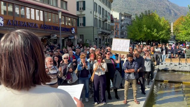 Sondrio è con te : oltre 400 persone nel piazzale della stazione per dire no alla violenza