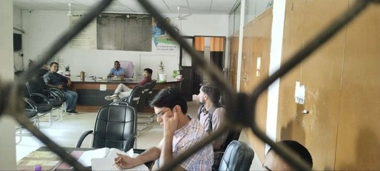 विद्यार्थियों ने कॉलेज में लगाए ताले, प्राचार्य व सहायक आचार्यों को 3 घंटे कार्यालय में रखा बंद