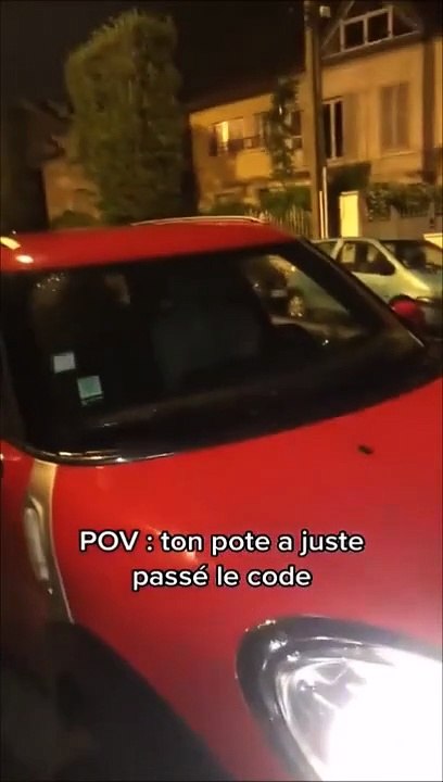 Il vient d'avoir le code et veut conduire la voiture de son ami