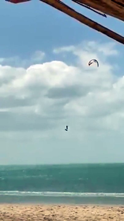 C'est du kite surf ou du saut en parachute... Flippant