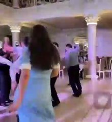 Ces 2 invités à un mariage découvrent qu'ils sont faits l'un pour l'autre