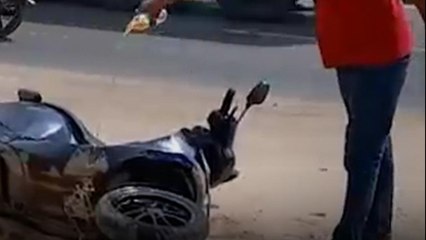 This Man Set His Electric Scooter on Fire Outside a Showroom in Gujarat