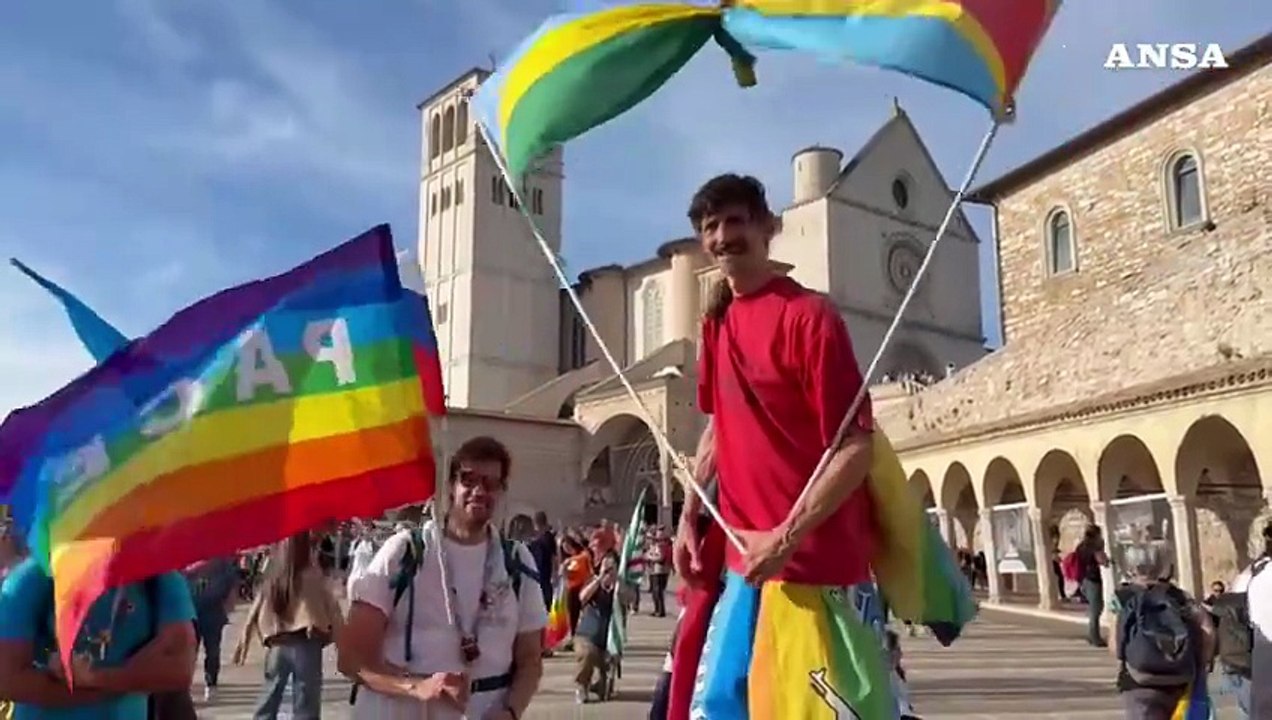 Bandiera della Palestina e Israele unite, la conclusione della Marcia della pace Assisi