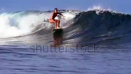 Garota Surfista surfando na praia