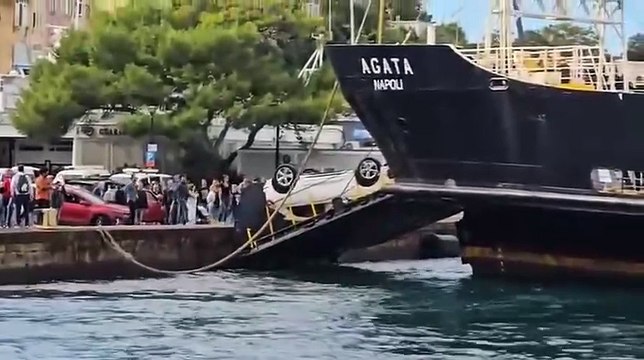 Auto si ribalta mentre sbarca a Procida: tanta paura ma nessun ferito tra le persone coinvolte - VIDEO