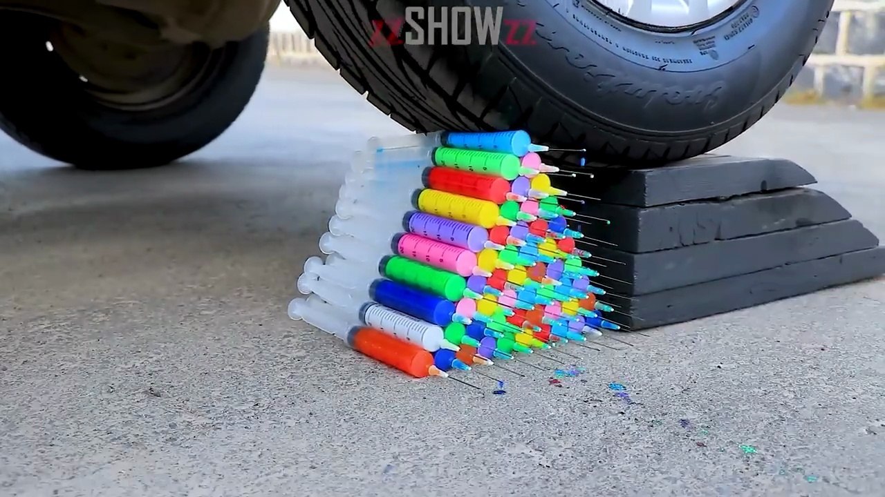 Experimento | Rueda de Coche VS Jeringas | Aplastando Cosas Crujientes con el Coche | Very Satisfying and Relaxing Compilation