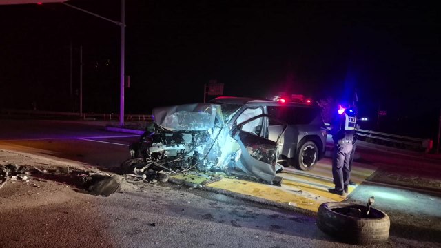전북 김제서 승용차가 교각 들이받아 운전자 사망 / YTN