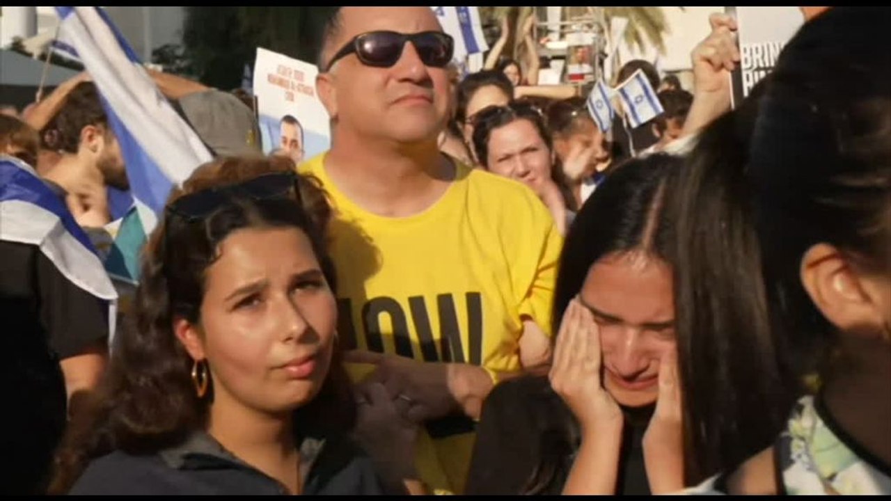 Tel Aviv, gioia e lacrime alla notizia del rilascio dei primi ostaggi