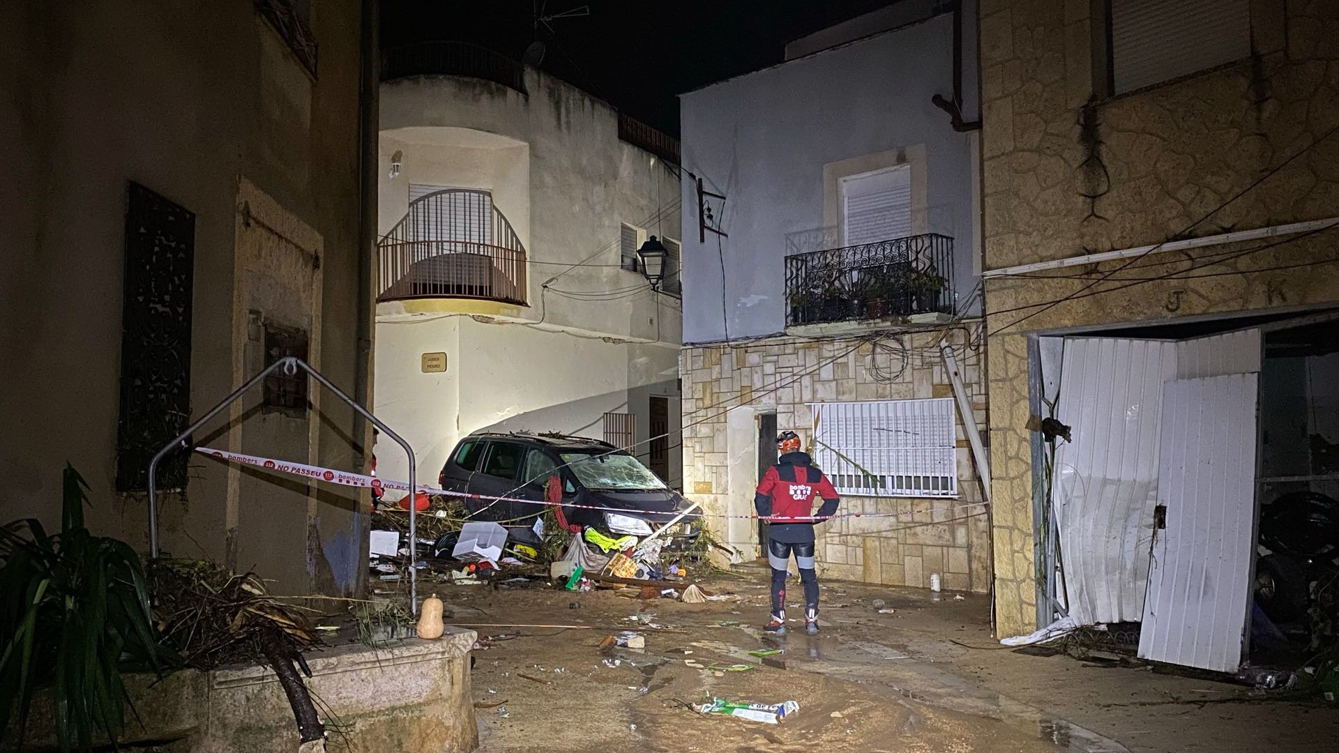 La Generalitat de Catalunya ha decretado el estado de emergencia en cinco comarcas del sur de Tarragona debido a las intensas lluvias provocadas por la DANA Alice. Las zonas afectadas son Montsi�, Baix Ebre, Ribera d&rsquo;Ebre, Baix Camp y Terra Alta. Como medida preventiva, se han suspendido las clases, los servicios sociales (incluidos centros de d�a para mayores y personas vulnerables) y los servicios sanitarios no urgentes.

Las lluvias torrenciales han causado el desbordamiento de rieras y barrancos, arrastrando veh�culos, contenedores y mobiliario urbano. En municipios como La R�pita, el nivel del agua ha alcanzado hasta 1,5 metros, provocando inundaciones en bajos y aparcamientos.

La Cruz Roja ha atendido a unas 500 personas en instalaciones municipales del Montsi�, especialmente en el delta del Ebro. Adem�s, m�s de 200 personas han tenido que pasar la noche en un pabell�n habilitado por el Ayuntamiento de Amposta, al quedar atrapadas por los cortes de circulaci�n en la autopista AP-7 y la carretera N-340, ambas afectadas por las fuertes precipitaciones.

Las autoridades instan a la poblaci�n a extremar precauciones y seguir las recomendaciones oficiales mientras persista la alerta meteorol�gica.