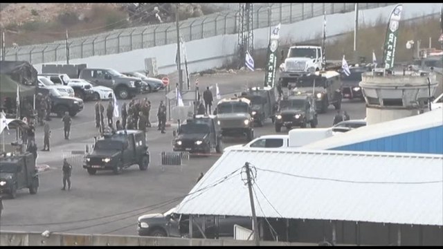 Mezzi israeliani alla prigione di Ofer per il rilascio dei detenuti