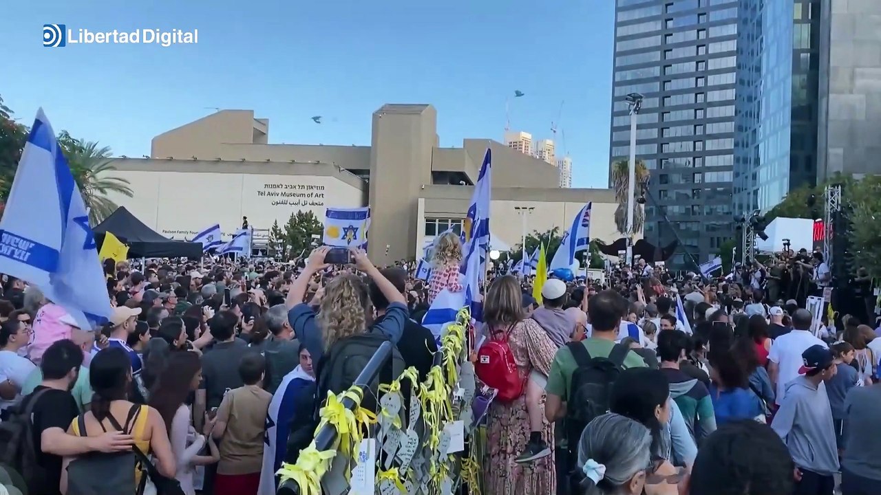Decenas de ciudadanos israelíes en la plaza de los rehenes de Tel Aviv aguardan el regreso de los secuestrados