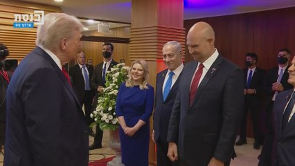 Trump’s AWKWARD MOMENT with Netanyahu’s Wife During Almost Kiss