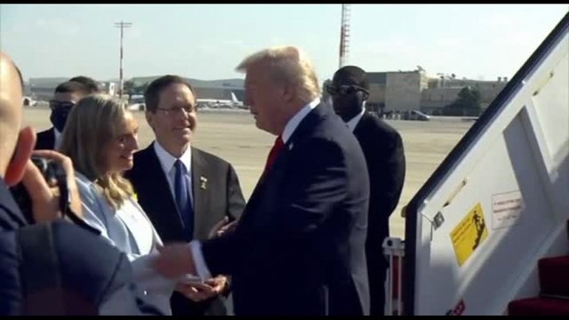 Trump in Israele accolto da Herzog e Netanyahu: La guerra è finita