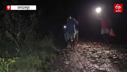 खाट के सहारे बची महिला की जान, 4 किलोमीटर पैदल चल ग्रामीणों ने एंबुलेंस तक पहुंचाया