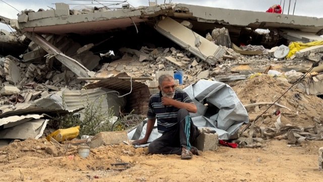 Dans les ruines de Gaza, une famille de déplacés découvre sa maison détruite