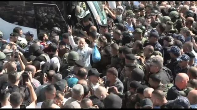 Esplosione di gioia a Ramallah all'arrivo dei palestinesi liberati