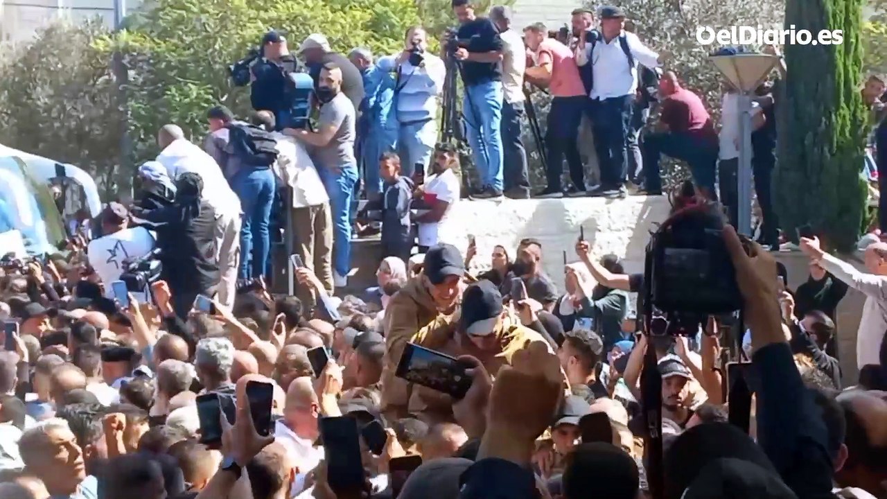 El momento en el que los presos palestinos liberados por Israel llegan a Ramalá, en Cisjordania