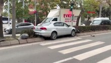 Alkollü sürücü direği devirdi, refüje çıktı