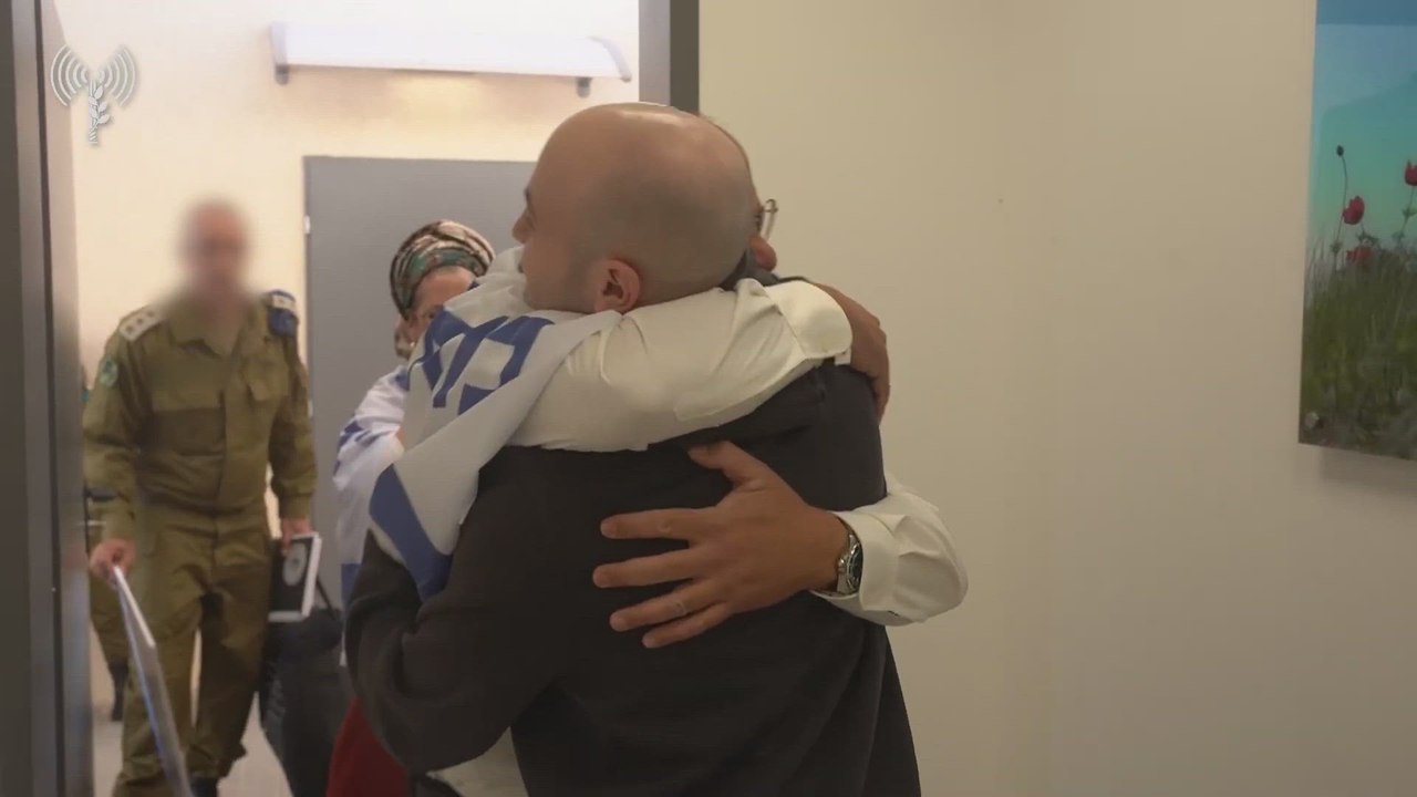 Rehenes israelíes liberados por Hamás se reencuentran con sus familias