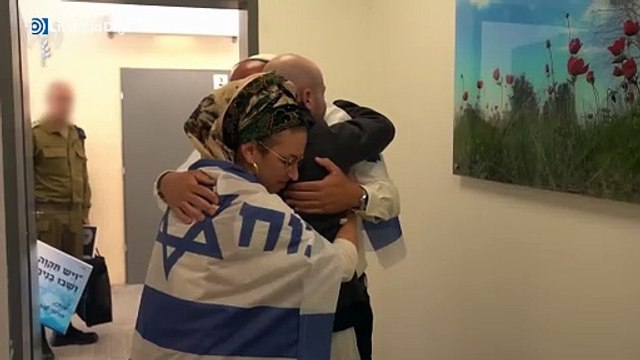 Los rehenes israelíes liberados por Hamás se reencuentran con sus familias