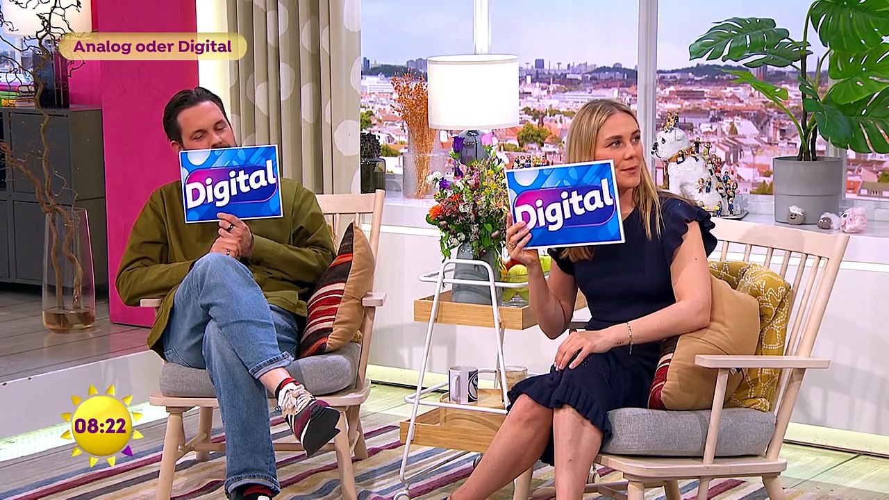 Alina Merkau sexyy SAT.1-Frühstücksfernsehen   (2)