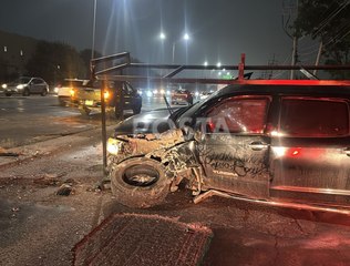 VIDEO | Estrellamiento de camioneta en Escobedo deja un lesionado y daños viales