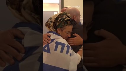 Israel divulga imagens de reencontro entre reféns e familiares