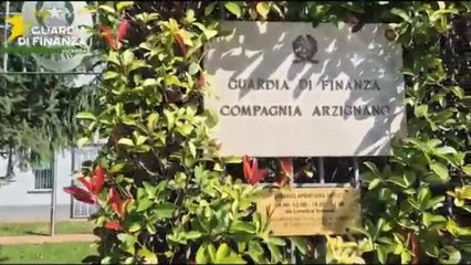 Si finge cieco per 50 anni, le immagini dell'uomo mentre fa giardinaggio e va al mercato per la spesa