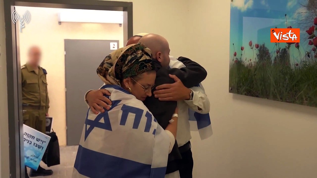 L'ostaggio israeliano Eitan Mor torna a casa dopo 738 giorni di prigionia, l'abbraccio coi genitori
