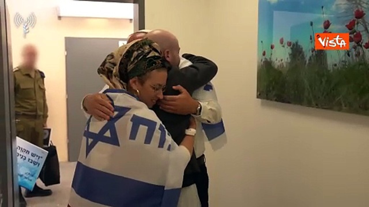 L'ostaggio israeliano Eitan Mor torna a casa dopo 738 giorni di prigionia, l'abbraccio coi genitori