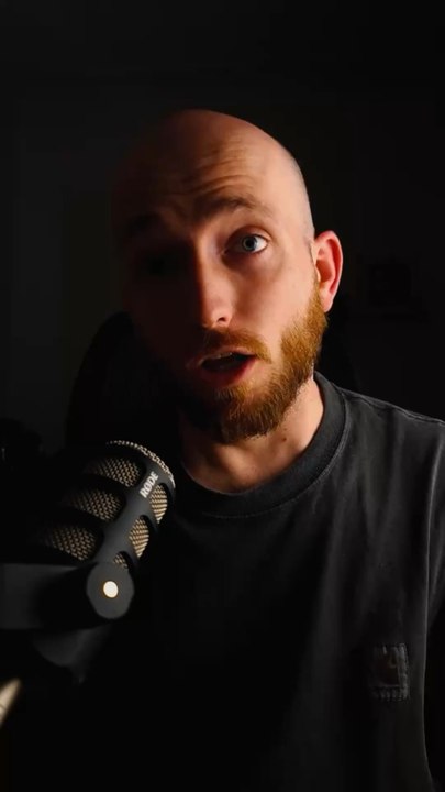 🧬 Il prétend avoir 14 000 ans.Ses amis sont profs, rationnels, brillants.Mais plus il parle… plus le doute s’installe.🎥 The Man from Earth : un huis clos fascinant, où une simple discussion remet en question l’histoire entière de l’humanité.