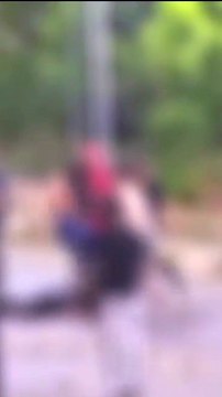 IMAGENS FORTES: Jovem é espancado e atropelado duas vezes por grupo no meio da rua