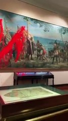 VIDEO: Vandalizan obra sobre Cristóbal Colón en protesta por el Día de la Hispanidad
