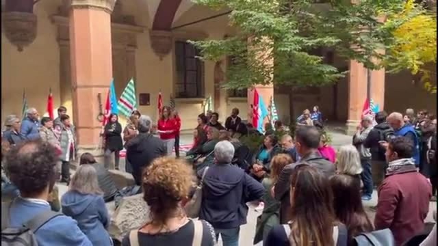 A Bologna i lavoratori del Comune aprono lo «stato di agitazione»: il video della protesta